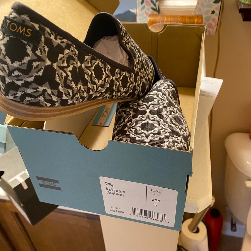 Toms flats comfortable and can wear with anything.